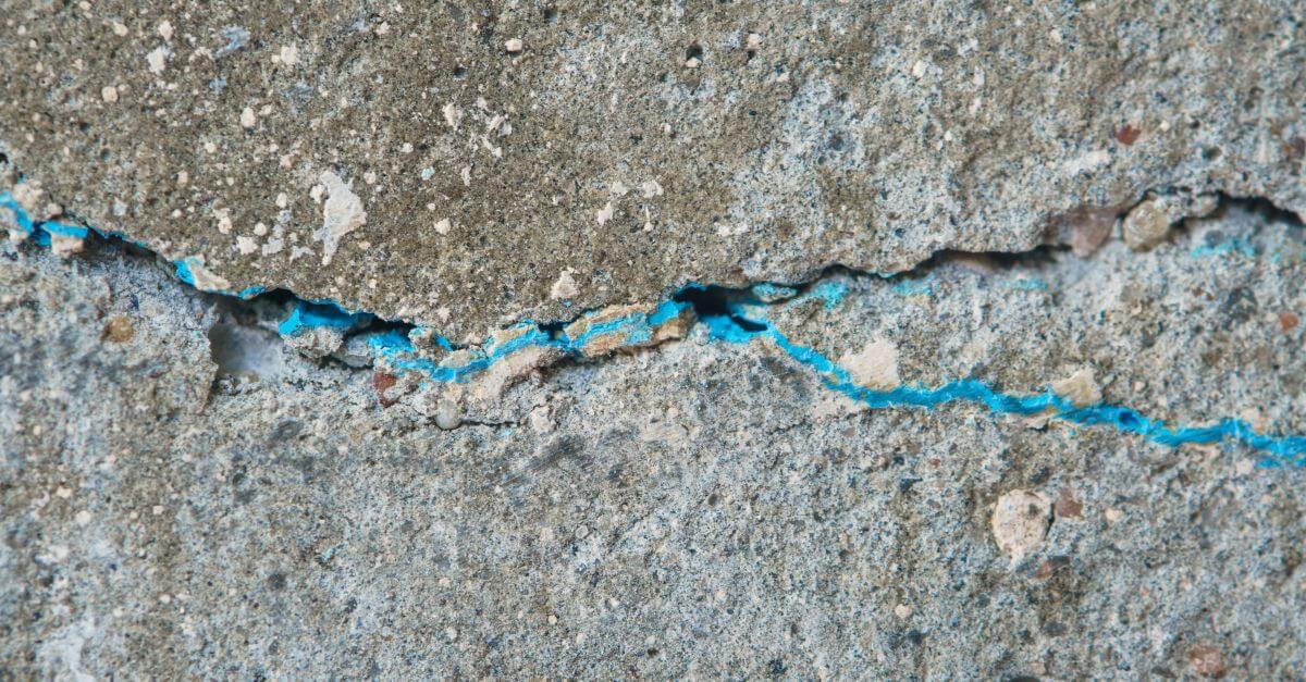 Fisura en hormigon armado como ejemplo de deteccion y reparacion de patologias del hormigon por fisuras.