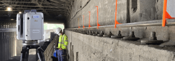 Análisis mecánico y simulación de sistemas de carrileras en draga industrial