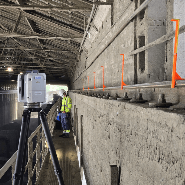 Análisis mecánico y simulación de sistemas de carrileras en draga industrial