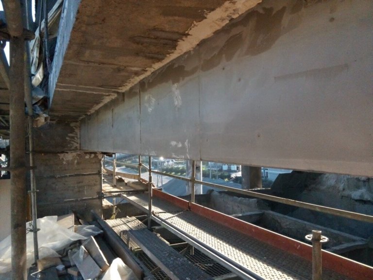 Reparación y refuerzo estructural de viga carril en nave de almacenamiento de graneles